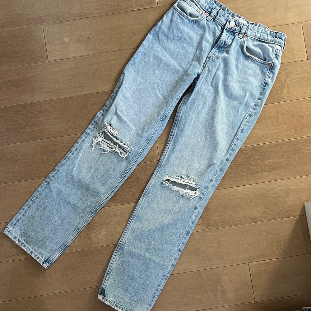 ZARA Classic Light Blue Distressed women’s Jeans